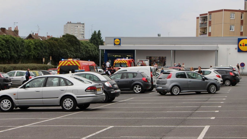 Un homme « pète un câble » et frappe des enfants au Lidl B9794810