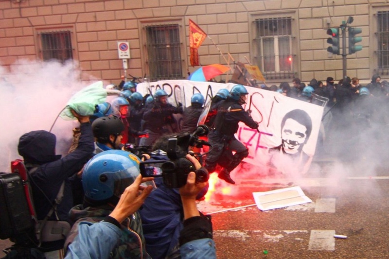 Scontro Polizia-Manifestanti: Agente Lancia Sasso 18085610