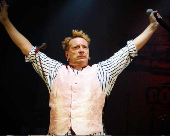 John Lydon el ex-Sex Pistols, carga contra  u2.- Johnly10