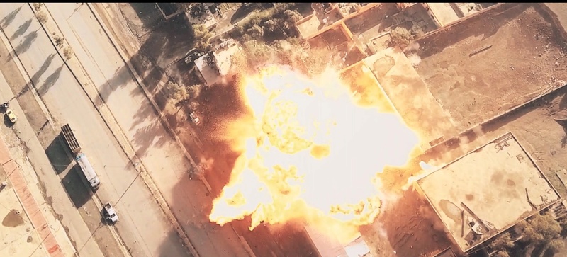طائرة بدون طيار الدولة الإسلامية تلقط صورة من الفضاء انتحاري يفجر شاحنة  4610