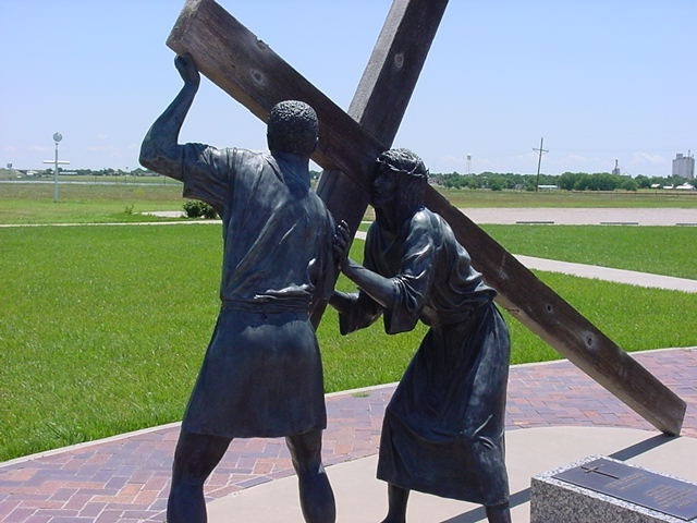 Des sculptures de métal représentent la Passion et la Crucifixion du Christ    Sans-t19