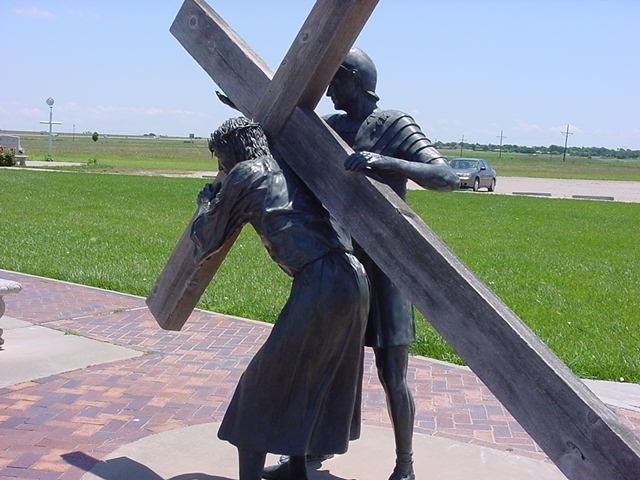 Des sculptures de métal représentent la Passion et la Crucifixion du Christ    Sans-t22