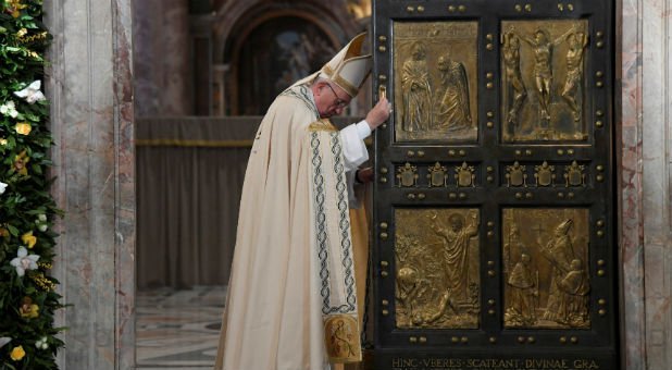 PAPE Les prêtres catholiques ont  le pouvoir de pardonner l'avortement. Reuter11