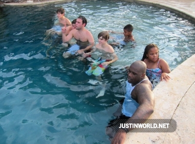 Justin Bieber dans une piscine avec des amis Normal43