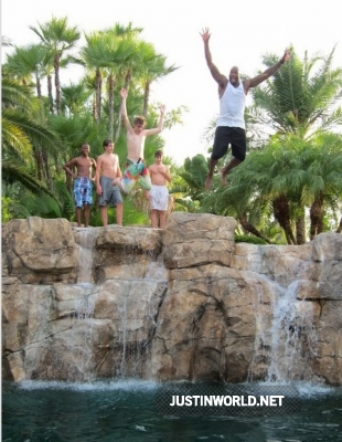 Justin Bieber dans une piscine avec des amis Normal44