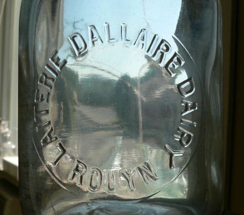 Pinte de lait 'Laiterie DALLAIRE Dairy'; Rouyn, Québec -embossée- Rouyn110