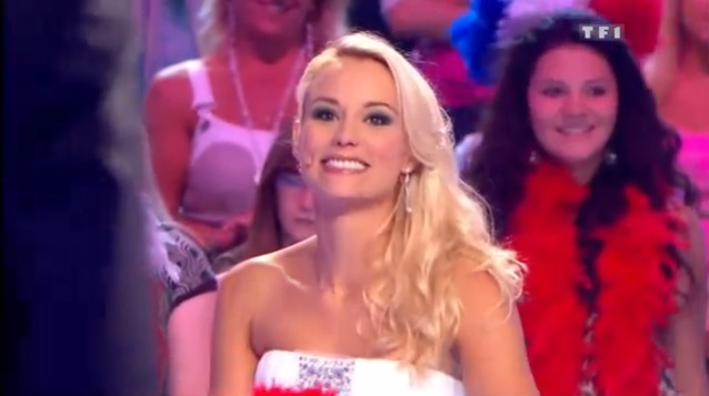 Elodie dans "le bal des 12 coups" le 14/07/2012 sur TF1 a 20H50 Scree174