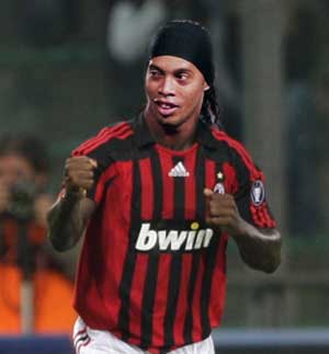 Lendohet Ronaldinho Ne Stervitje  (30.07.2010) Ronald10
