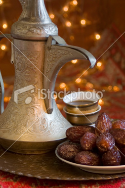 صور مخنارة ان الابرار لفي نعيم قهوة وتمر المسجد الازرق في اسطنبول برمضان