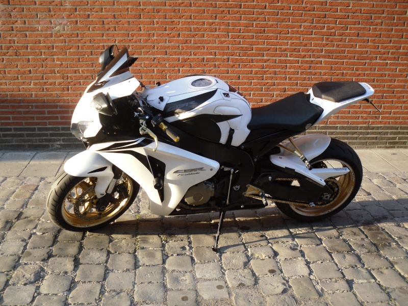 CBR 1000 RR 08 ... Blanche et noire ... jantes or ?????? Sdc13810