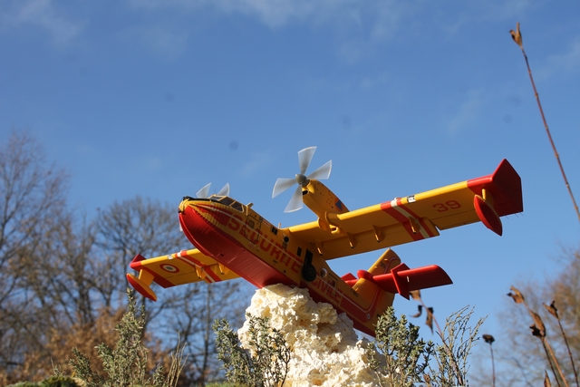 CANADAIR CL 415 en plein largage Réf 80370 - Page 3 Img_1710