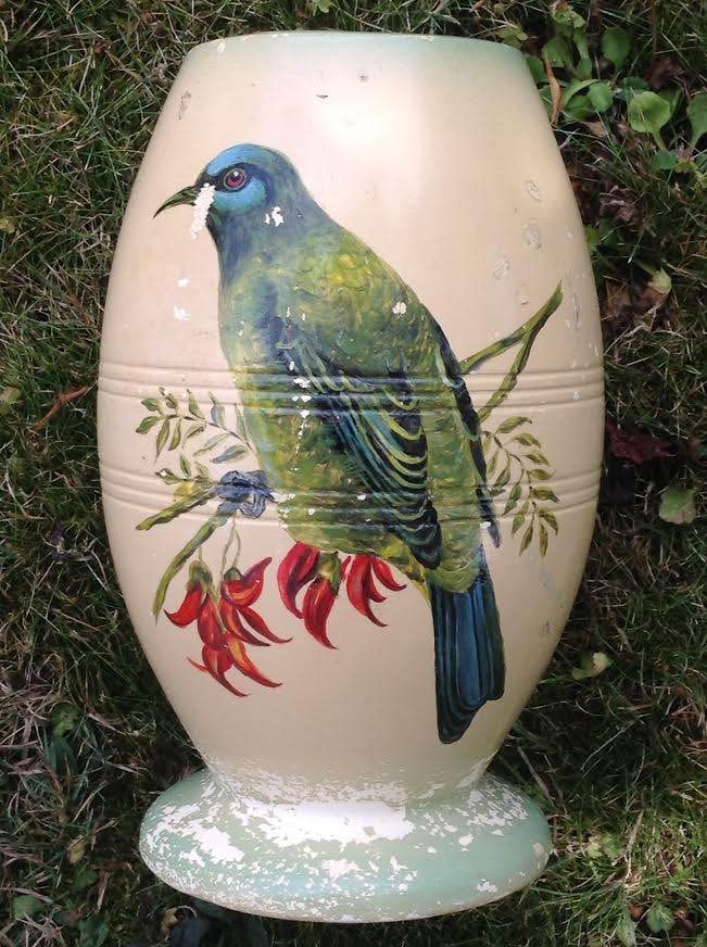 Harwyn vase with bird bellbird Harwyn11