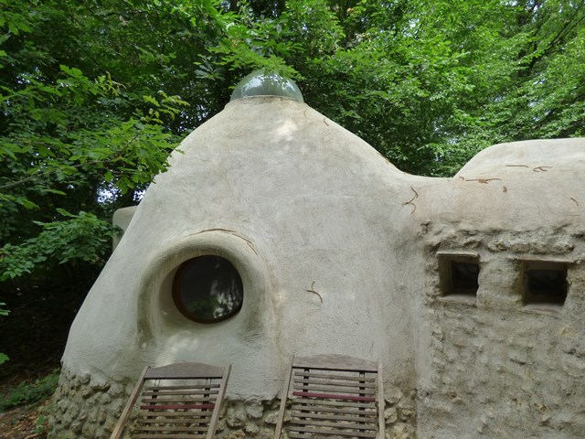 Cette maison a coûté 200 euros et possède un charme proche de celui d’une maison de hobbit P1040811