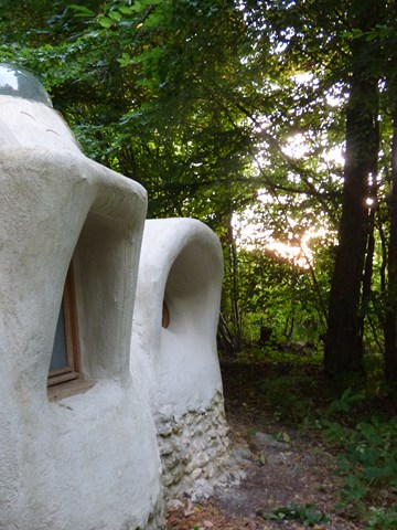 Cette maison a coûté 200 euros et possède un charme proche de celui d’une maison de hobbit P1050110
