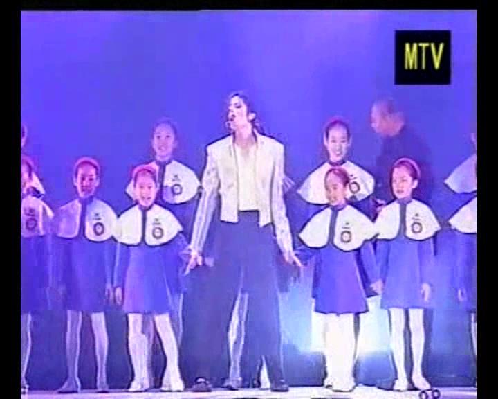 Michael Jackson & Friends Versão Chinesa 1999 "You Are Not Alone" Mj__fr10