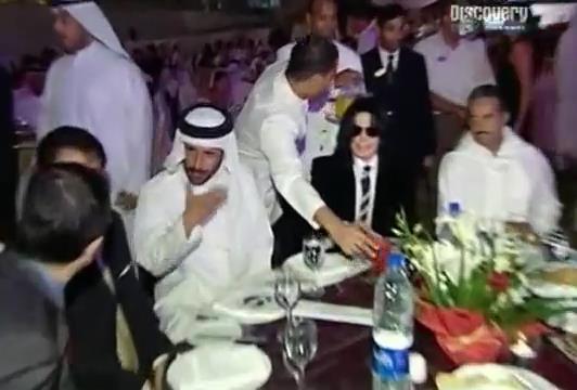 Michael Jackson Visita Dubai, nos Emirados Árabes Unidos em 2005 Mjvdea11