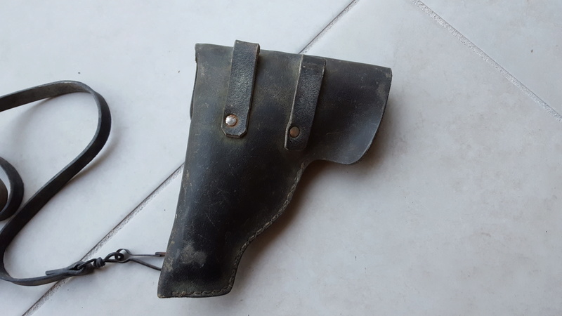 Etui cuir de pistolet à identifier 20170128