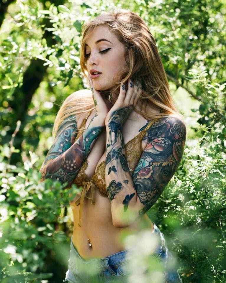 CHARME - Les plus belles femmes sont tatouées... - Page 6 13895410