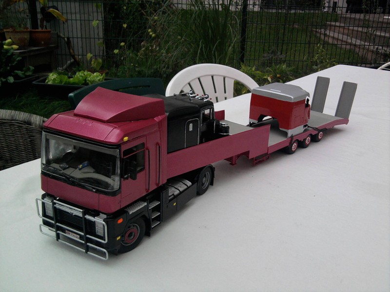 Super Magnum+Trailer mit US schrott 1:24 Foto0015