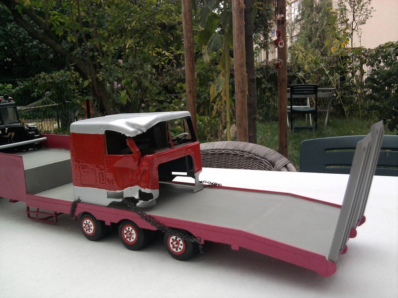 Super Magnum+Trailer mit US schrott 1:24 Foto0016