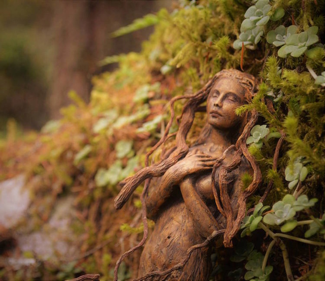 Cette artiste de land-art s'amuse à sculpter des femmes dans la nature... B10