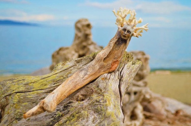 Cette artiste de land-art s'amuse à sculpter des femmes dans la nature... C10