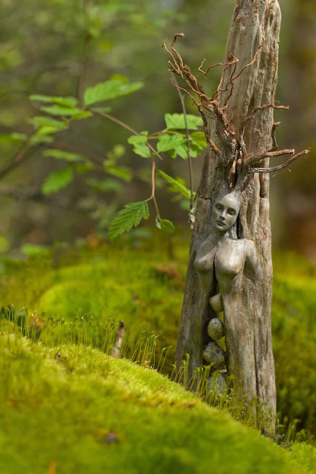Cette artiste de land-art s'amuse à sculpter des femmes dans la nature... H10