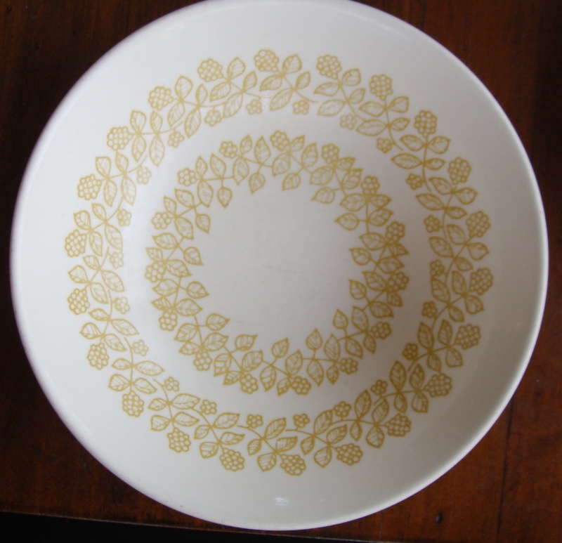 Bramble/Berry pattern ~ is Amelia d394 and Amelia Gold d389 Dsc01310