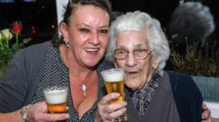 Robertine, 96 ans boit entre 12 et 20 pintes de bières belges par jour Aalasx11