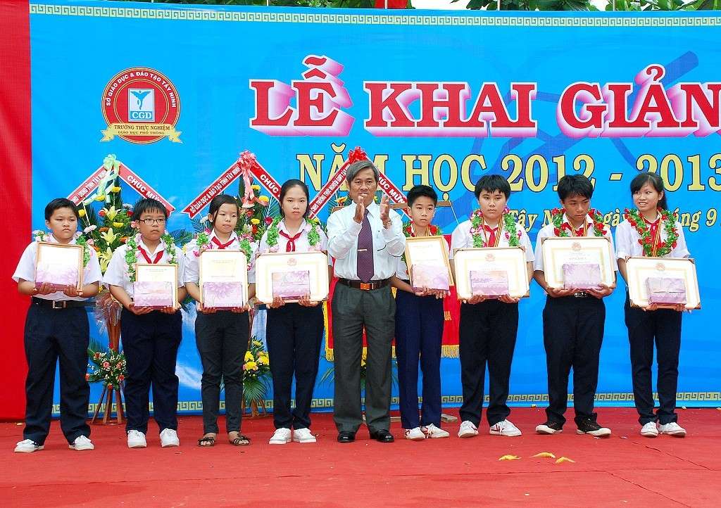 Chương trình Lễ khai giảng năm học 2012 - 2013 qua hình ảnh Dsc_8455