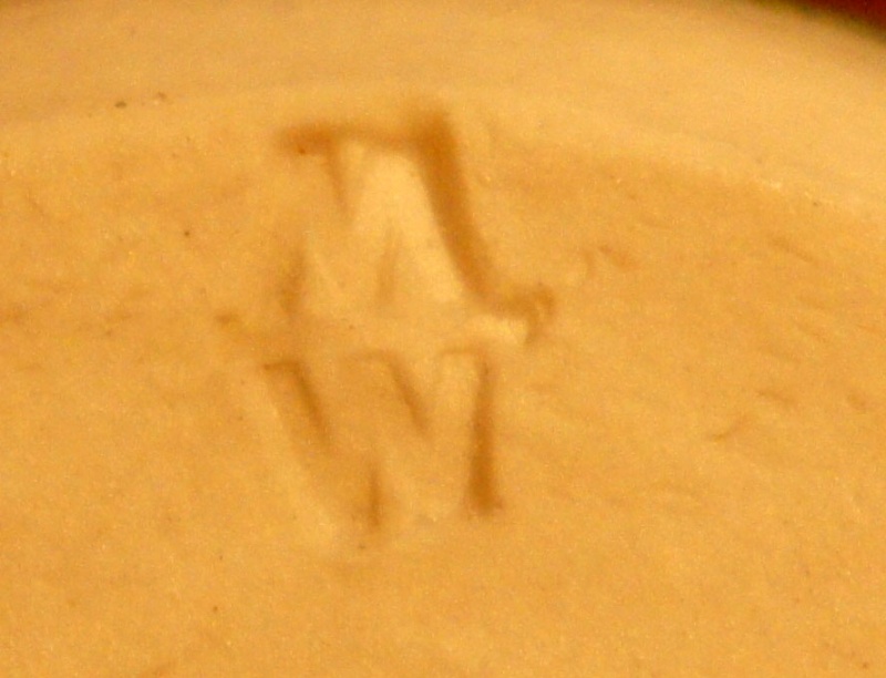 Serie de vases avec monogramme en creux MW - Mary White England (Wales) Dsc02910