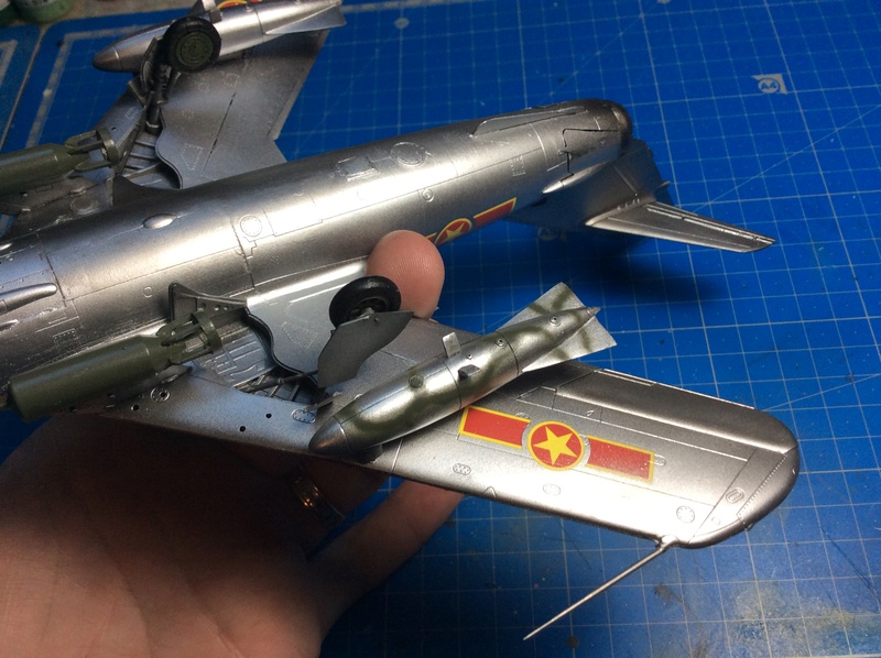 MIG 17F-Hobby Boss-1/48 - Page 2 Img_2229
