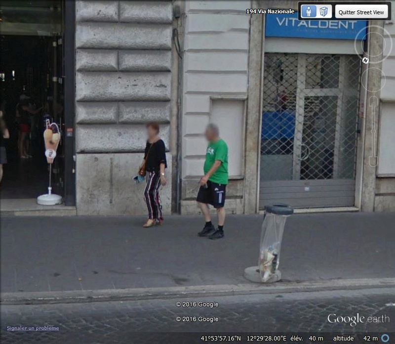 STREET VIEW : les gens en chaussettes noires ! - Page 22 O10