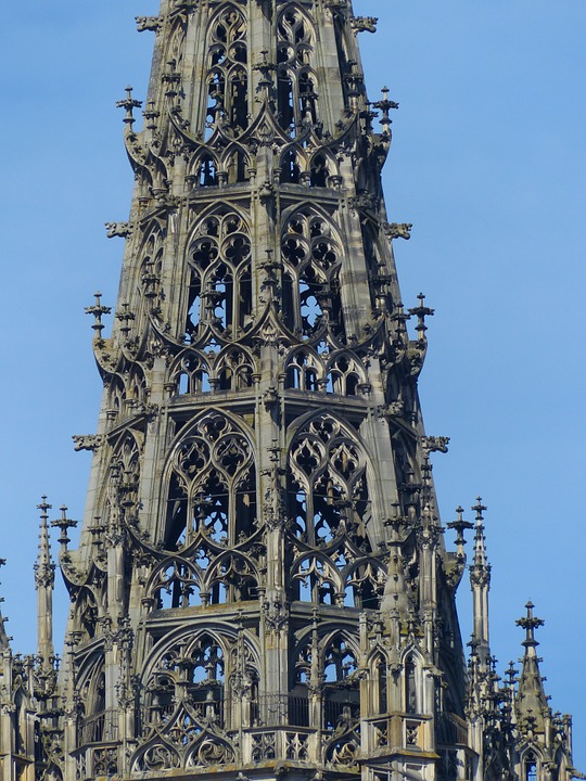 Une flêche d'une cathédrale. A_cat_11