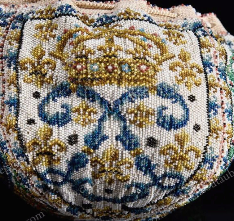 Accessoires réalisés en "sablé de perles" au XVIIIe siècle Captu114