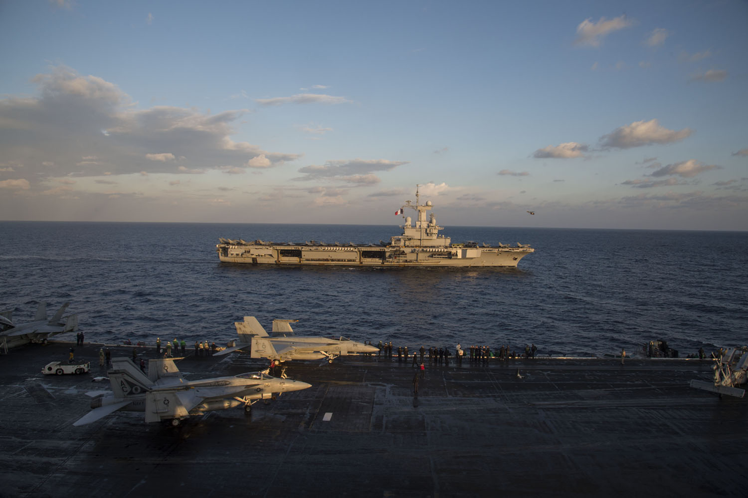 l'USS-Eisenhower-a-la-mi-decembre-a-marseille 16120614