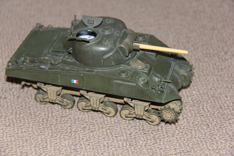 Sherman ( s ) 1/35 N°2 le M4A4 déco  - Page 2 01512