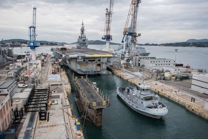 Le porte-avions Charles de Gaulle a rejoint le bassin Vauban . Charle10