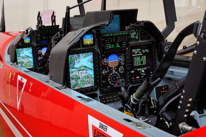 LA PATROUILLE DE FRANCE VA VOLER SUR DES AVIONS SUISSES. Pc21-a11