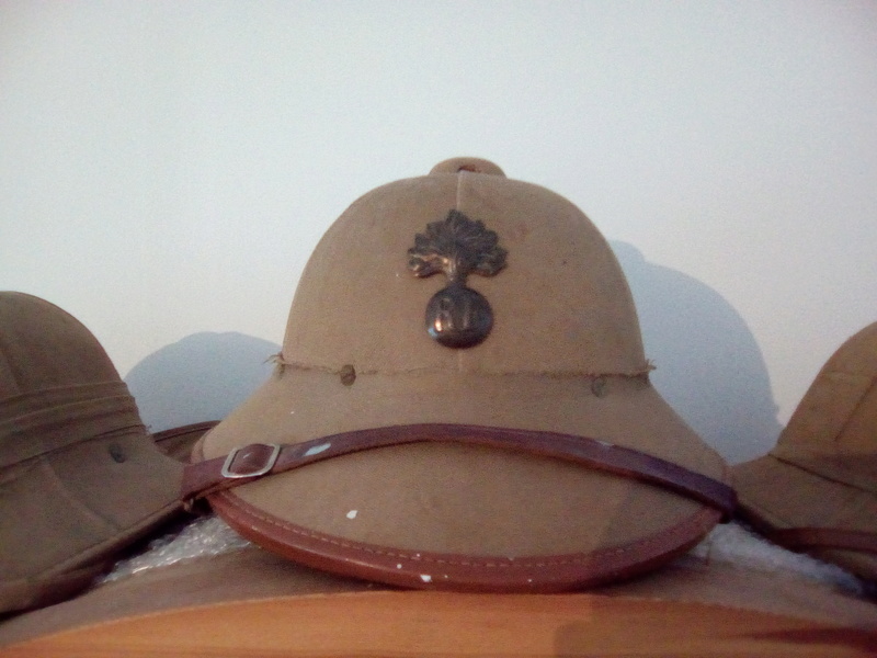 trois casques coloniaux dont un modèle gendarme et un pour enfant Img_2103