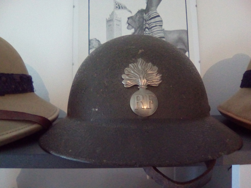 trois casques coloniaux dont un modèle gendarme et un pour enfant Img_2105