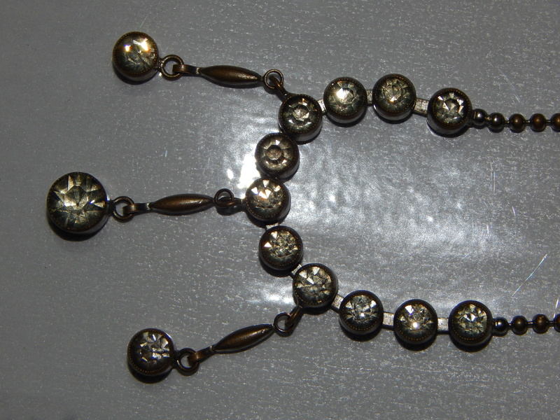 Collier strass et pendeloques Dscn2515