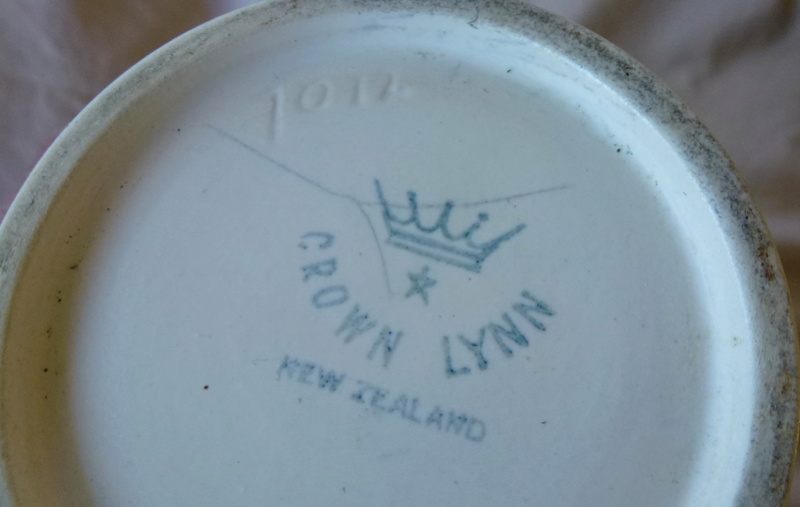 Another Crown Lynn hand Incised 7012 P1000912