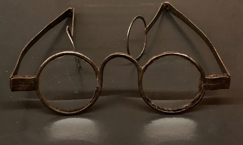 C. Vieille paire de lunettes Lunett10