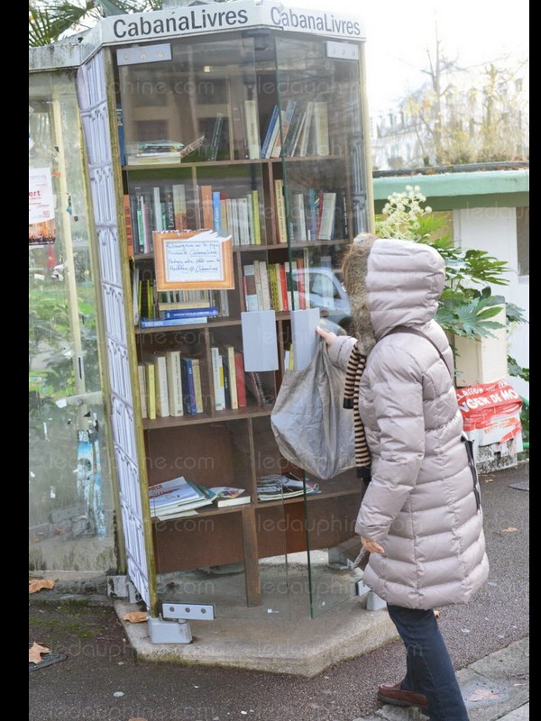 cabine telephonique a coté de la poste  Sans_231