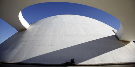 Brasilia (Brasil - Bresil) - Oscar Ribeiro de Almeida de Niemeyer Soares & Lucio Costa, 18010711