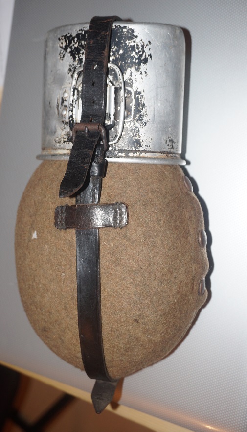 Une gourde complète allemande WW2 et bouton atypique ! Dsc02416