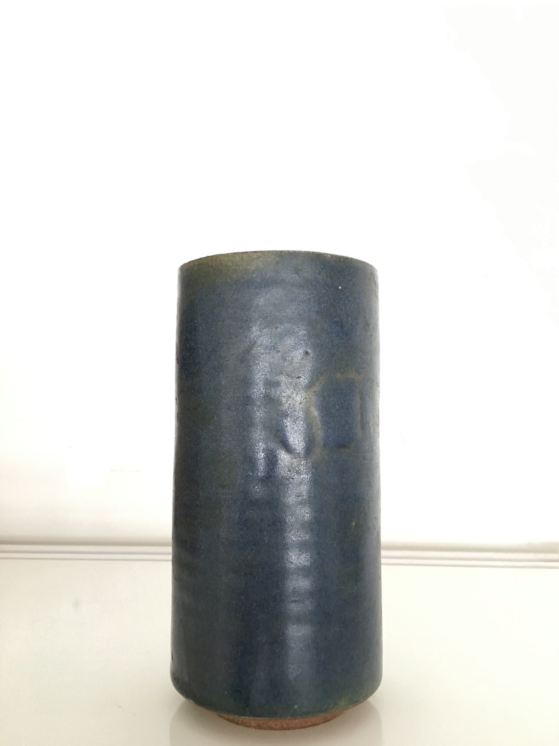Vase rouleau en grès émaillé bleu gris signature à identifier Img_2011