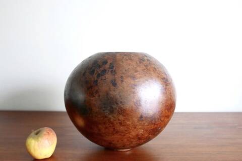 Vase en carton bouilli, revêtement imitation bois.
