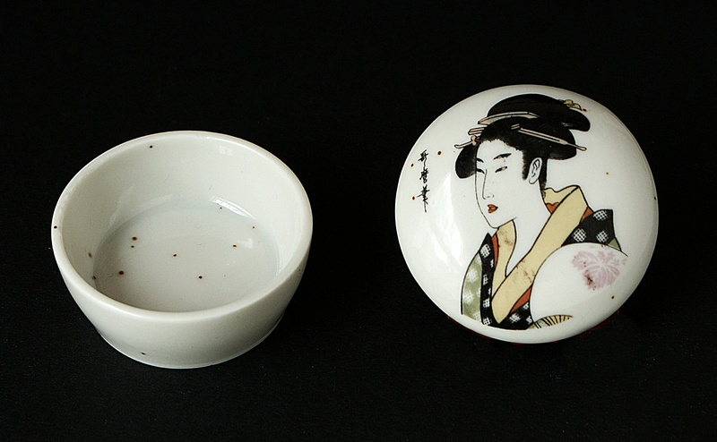 Japanese Small Lidded Pot - Signed Portrait. Dsc00510